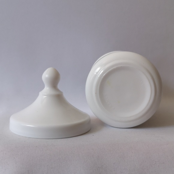 Vintage White Glass Apothecary Jar with Lid, Art Deco Fan Flower & Lilly Design - Picture 3 of 4
